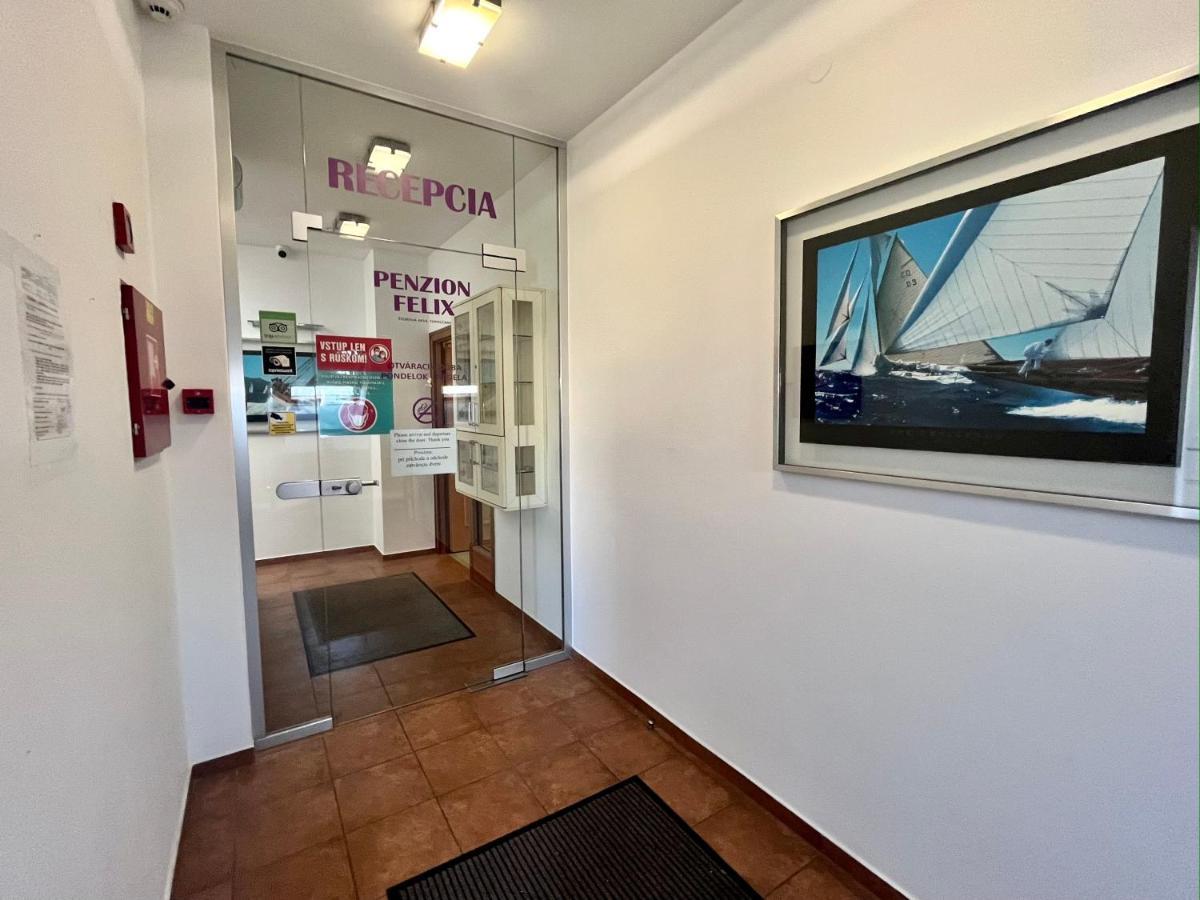 Penzion Felix Topoľčany エクステリア 写真